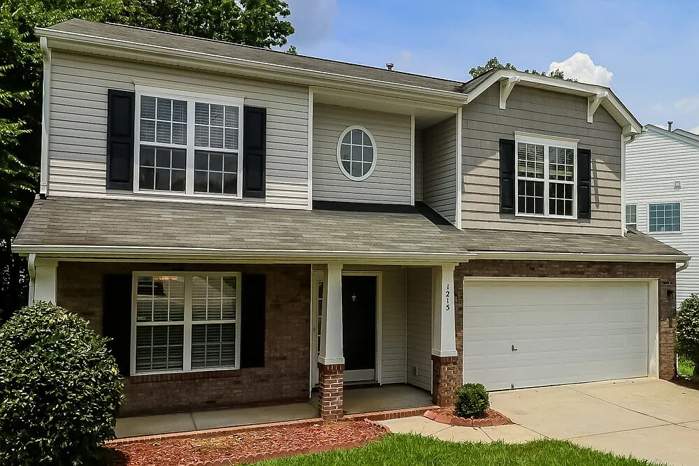 4 bed, 2.5 bath, 2400 sqft, $2,370 — Photo 4