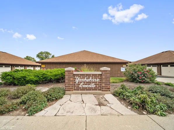 915 N York Rd #304, Elmhurst, IL 60126