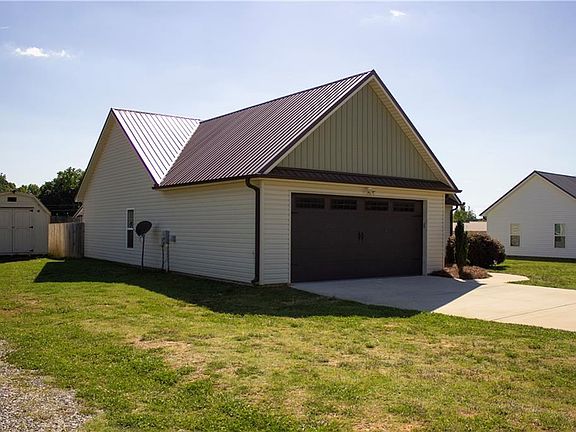 3rd image of 1906 Tall Pines Rd