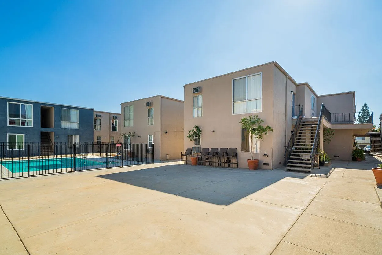 Chateau 16860 Chatsworth Apartments, LLC — Photo 1