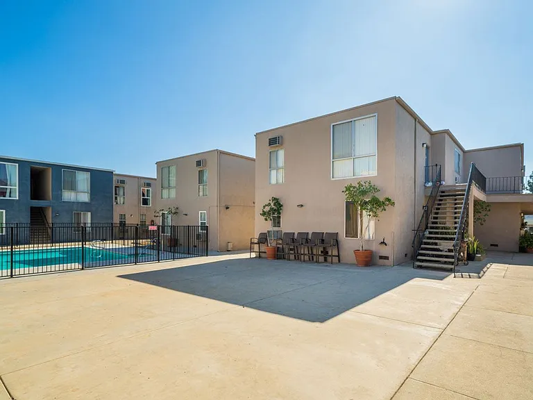 Chateau 16860 Chatsworth Apartments, LLC — Photo 1
