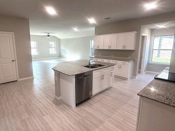 3rd image of 410 Lubbock Dr