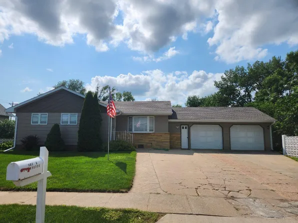 107 S Lafayette St, Parkston, SD 57366