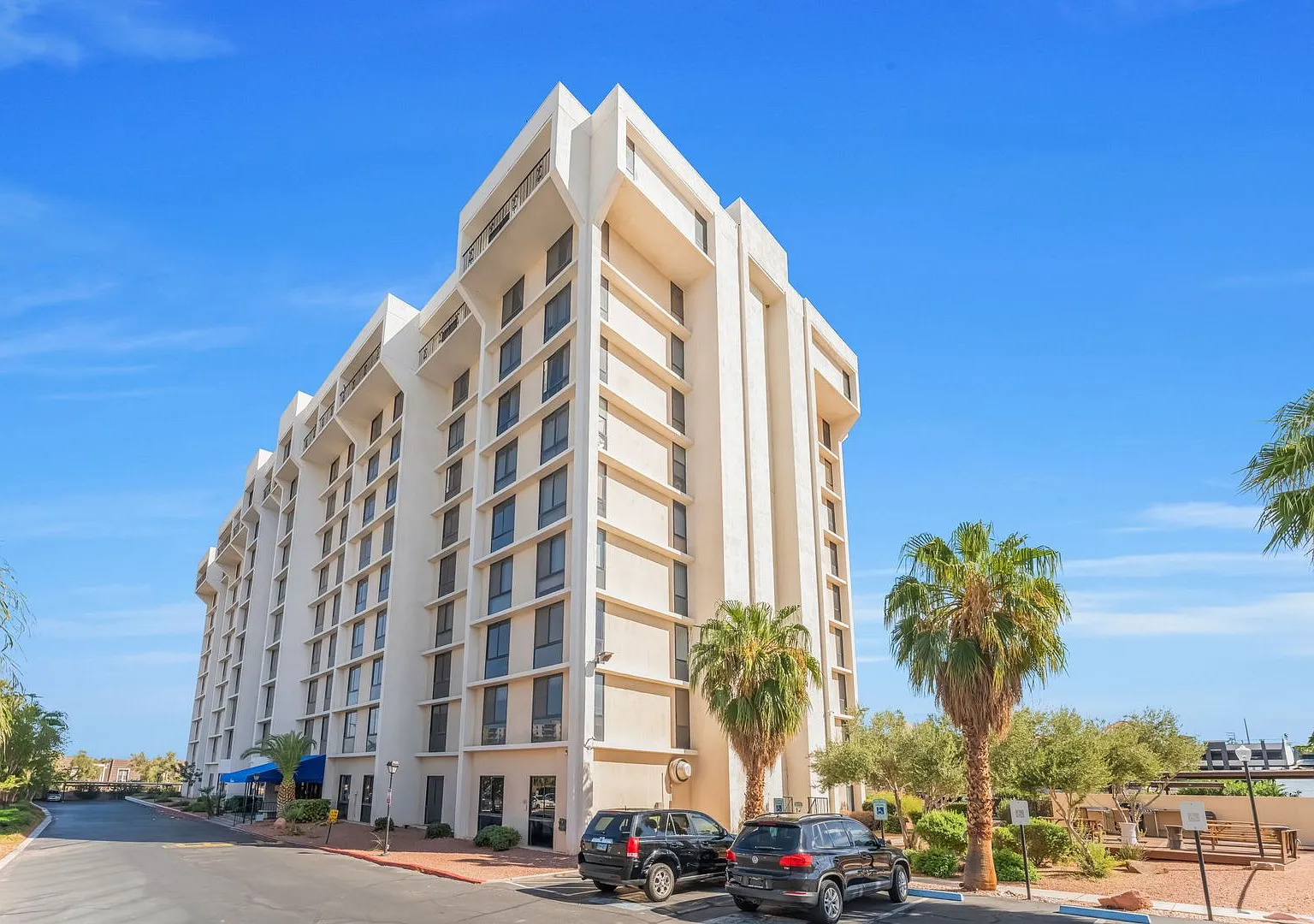 Eighth-Floor Wimbledon Condo with Las Vegas Strip & Mountain Views! — Photo 1