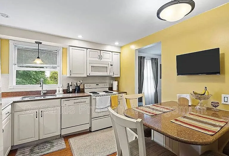 6101 Chatham Dr — Photo 10