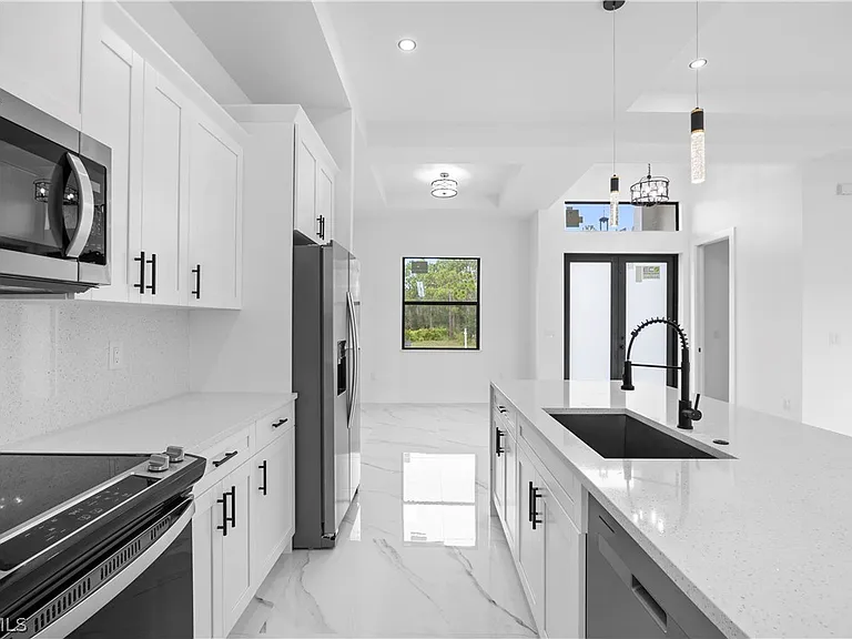 719 Fullerton Ave S — Photo 13