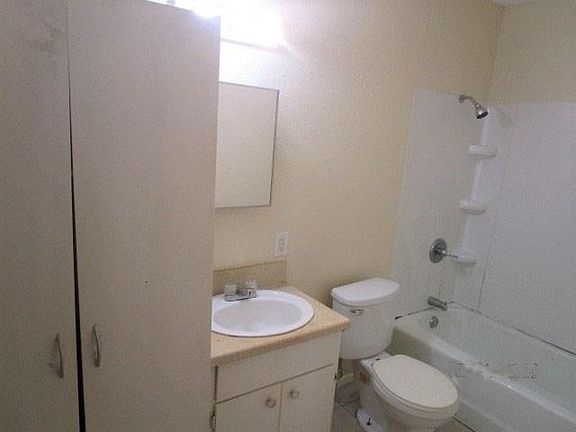 4th image of 817 S Elm St #4