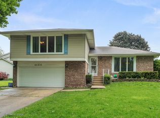 6S015 Country Glen Dr, Naperville, IL 60563