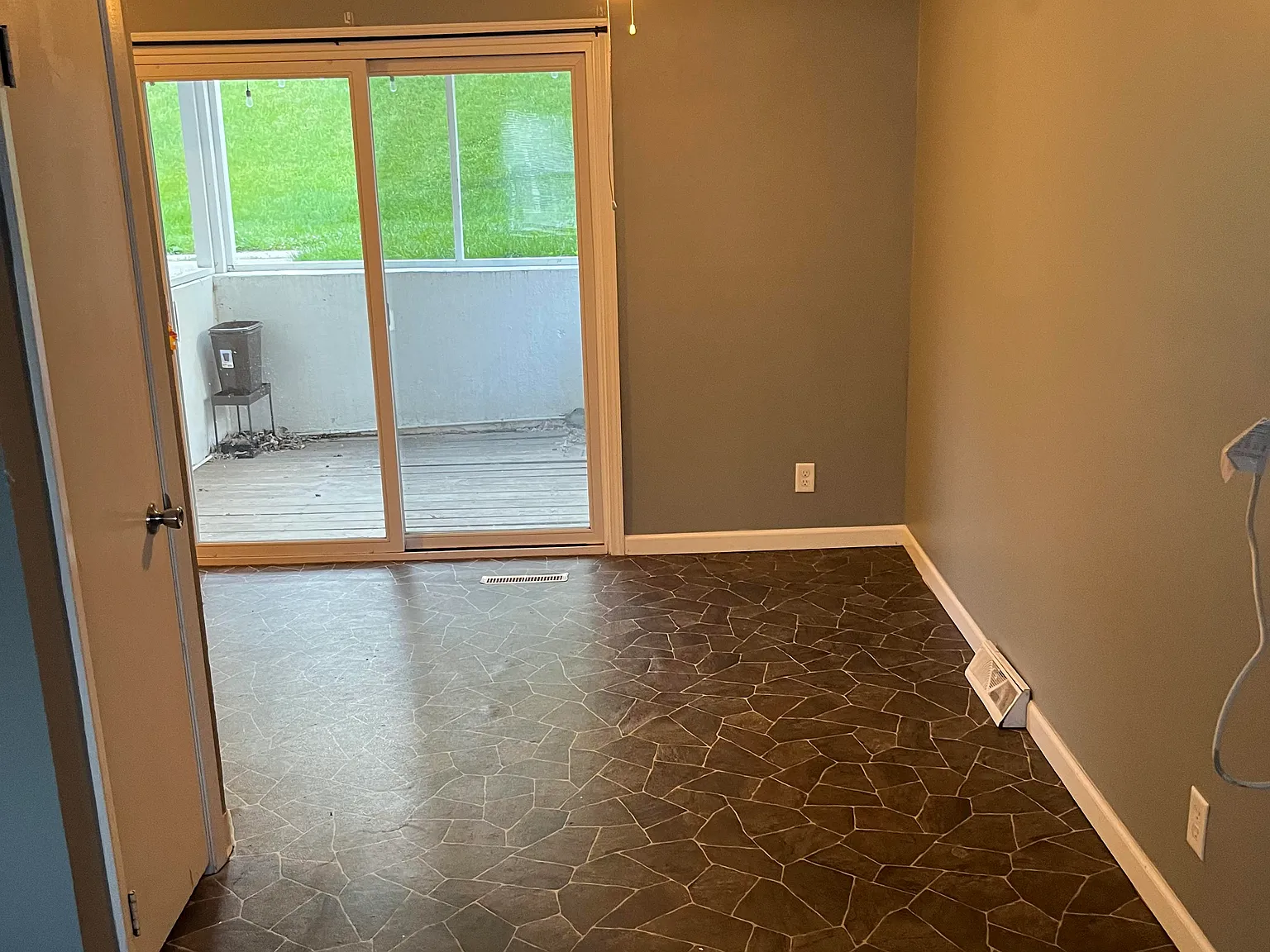 3 bed, 1040 sqft, $1,300 — Photo 4