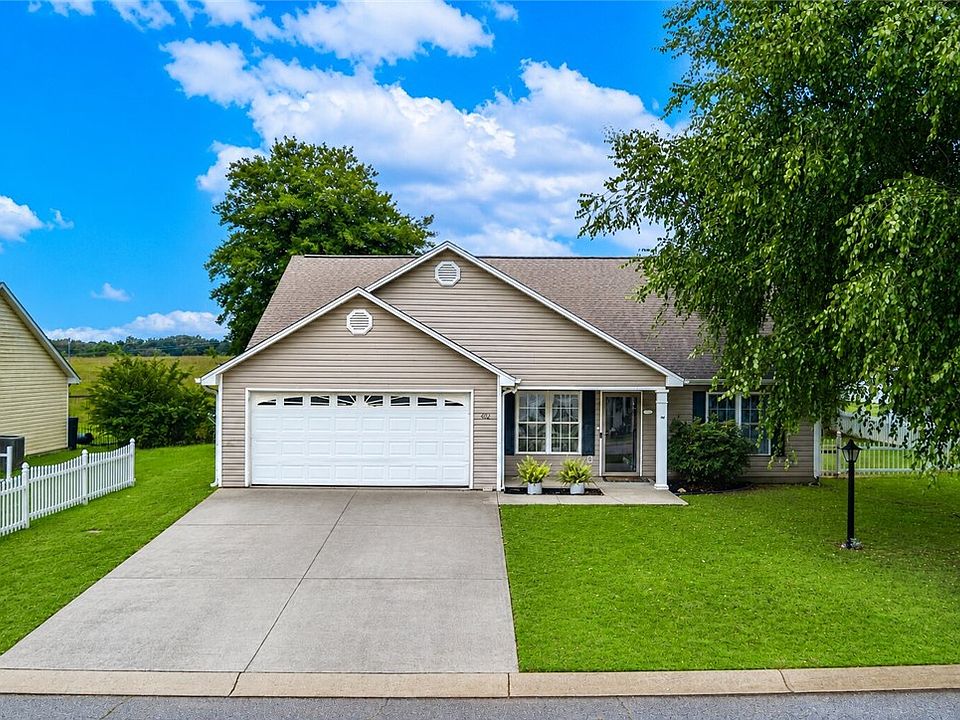 1st image of 402 Ashwood Ln
