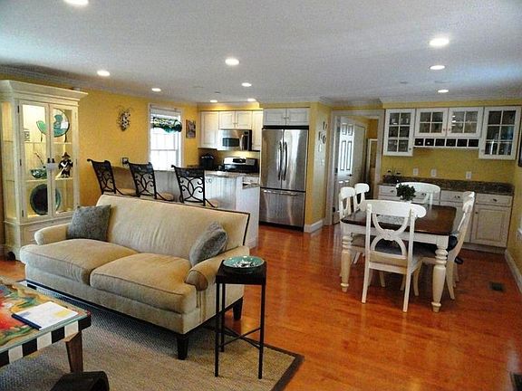 Gorgeous &amp; elegant with built ins, granite, custom window treatments