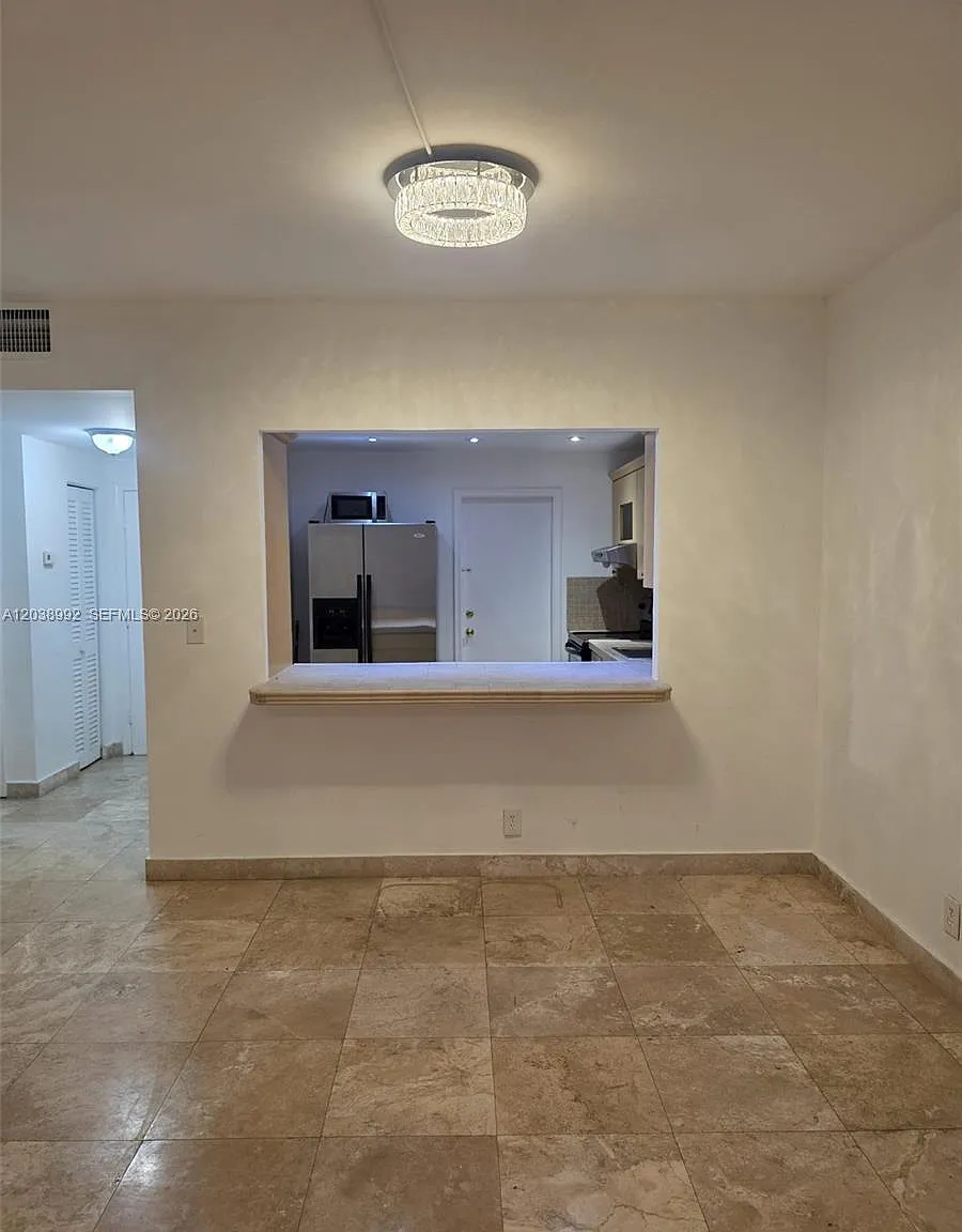 Imperial Towers Condo — Photo 3