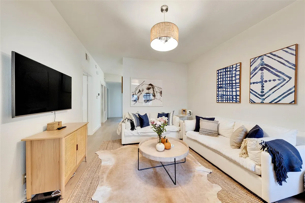Building Photo - 2216 San Gabriel St #204