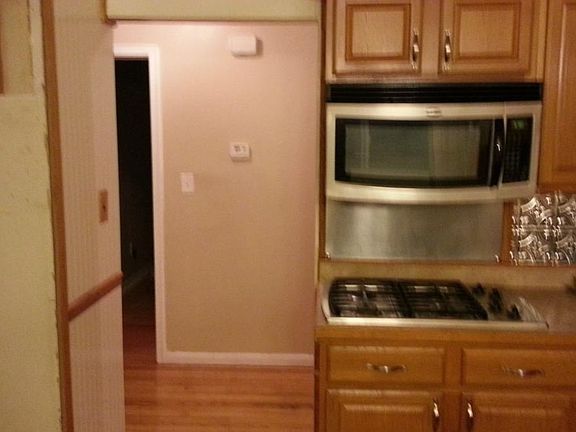 Maple Kitchen Cabinets & Stainless Appliances