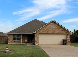 908 N 3rd St, Calera, OK 74730