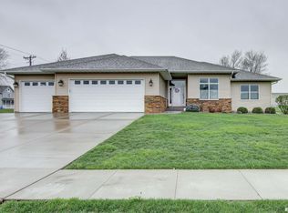 118 Prairie View Ct, Clinton, IA 52732