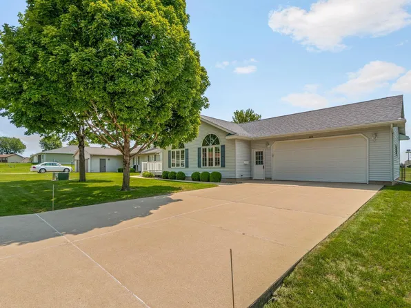 424 Amber Ln, Elk Run Heights, IA 50707