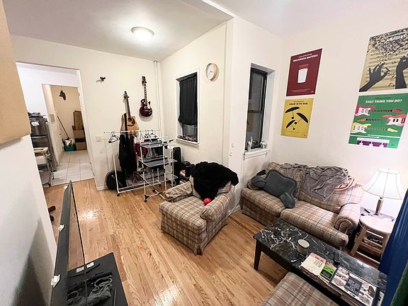 3rd image of 172 W 81st St #B