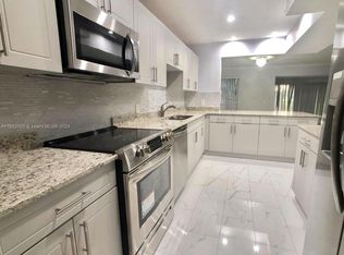 19644 Bobolink Dr, Hialeah, FL 33015