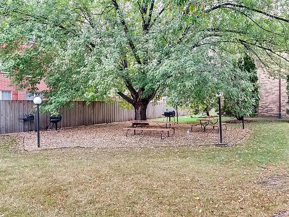 4th image of 450 Ford Rd