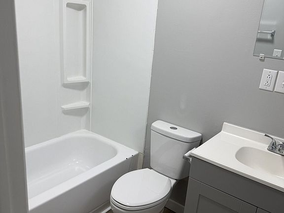 3rd image of 400 S Parkway Dr APT 6