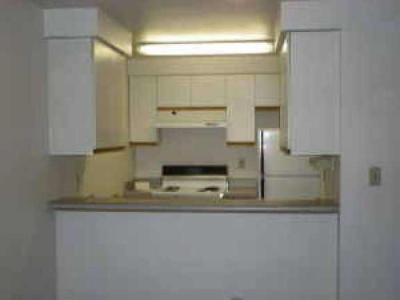 Kitchen w/open counter