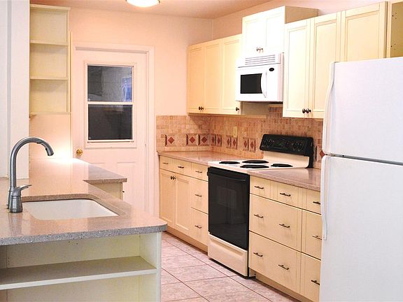4th image of 374 Casuarina Cir