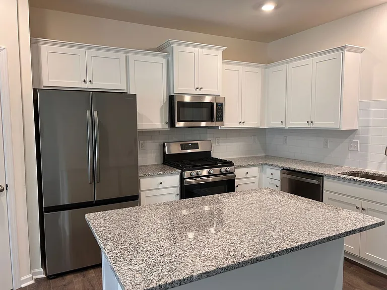 2833 Aubrey St — Photo 3