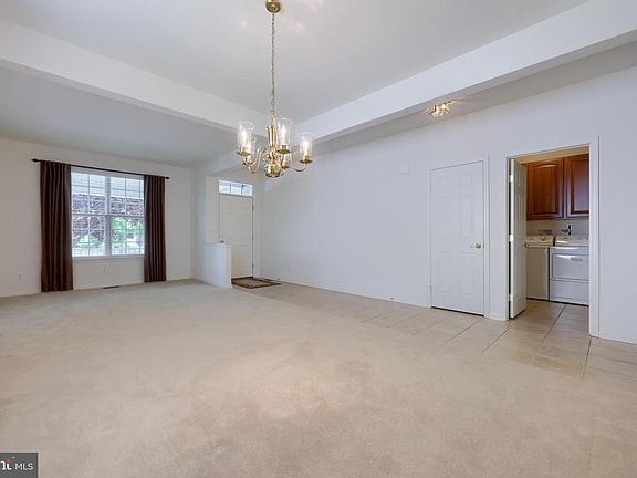 5th image of 664 Hawthorne Ln