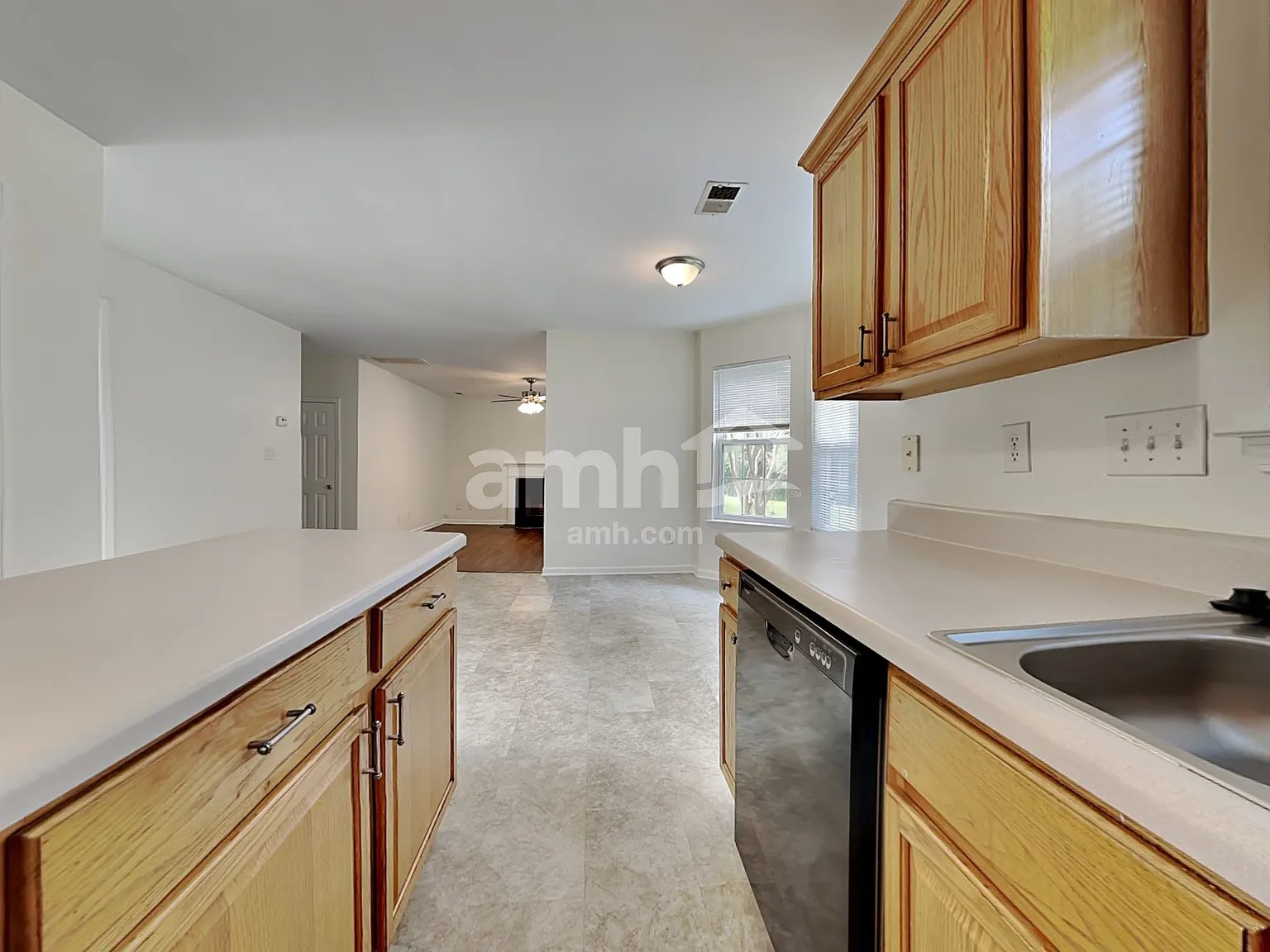 4 bed, 2.5 bath, 2388 sqft, $2,400 — Photo 4