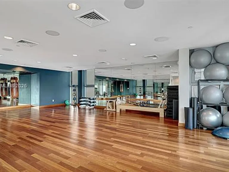 17001 Collins Ave #CU-3402 — Photo 57
