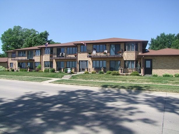 1st image of 903 Lakeshore Dr #2