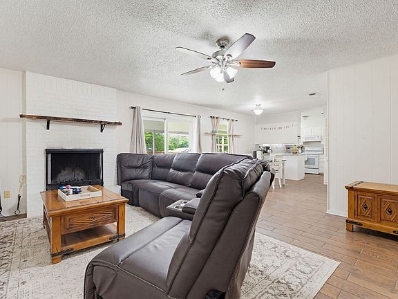 3rd image of 902 Lynn Ln