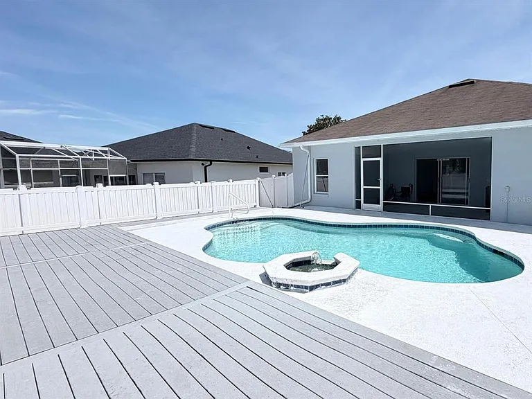 906 Berwick Dr — Photo 2