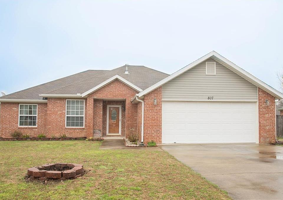 1st image of 807 SW Ouachita Dr