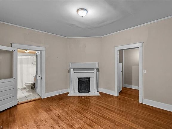 4th image of 912 Spring Garden St