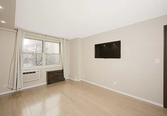 5th image of 2928 W 5th St #B4