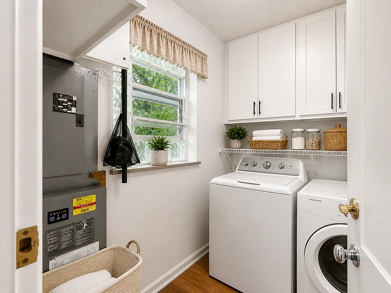2349 Beverly Pl — Photo 10