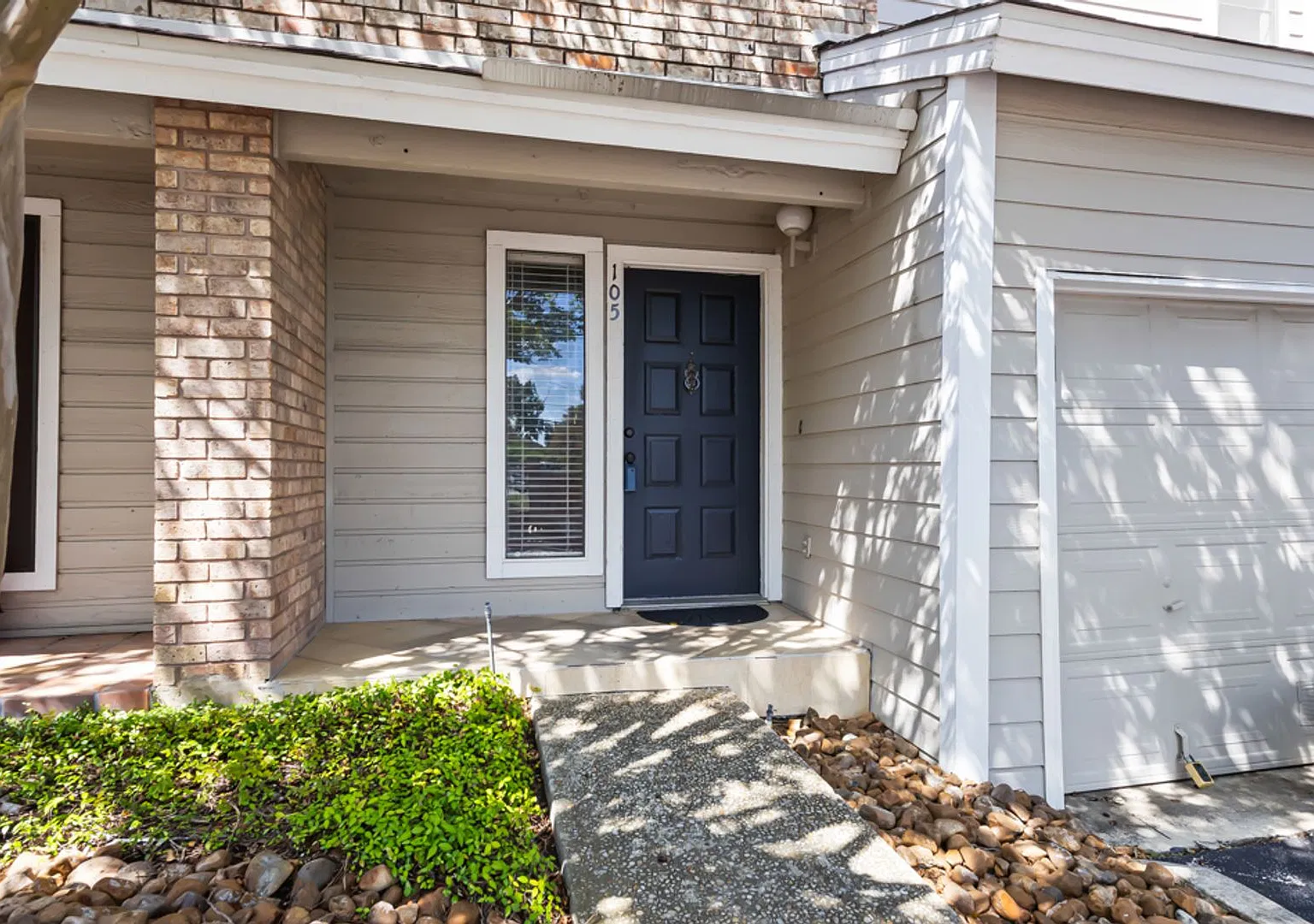 2 Bedroom 2.5 Bath in the Post Oak Subdivision — Photo 3