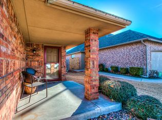 914 SW 35th St, Moore, OK 73160