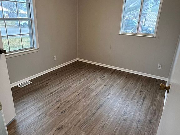 4th image of 2228 Belmont Dr