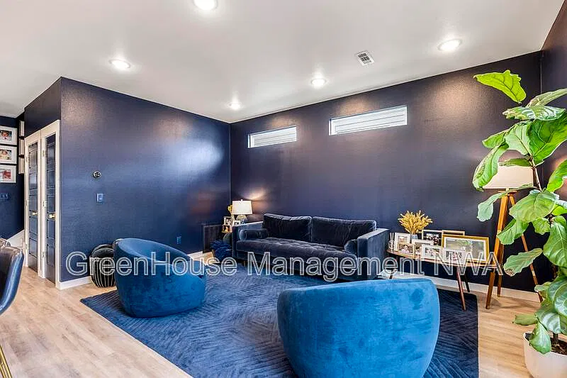 2 bed, 2.5 bath, 1100 sqft, $2,340 — Photo 2