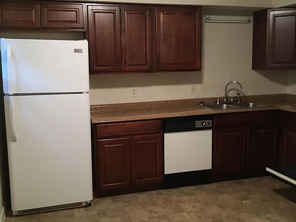 3rd image of 2220 Crestline Dr