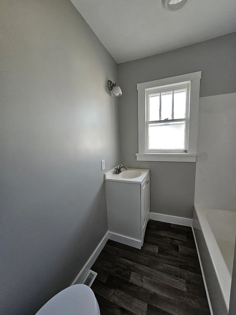 Building Photo - 110 E 6th Ave #1