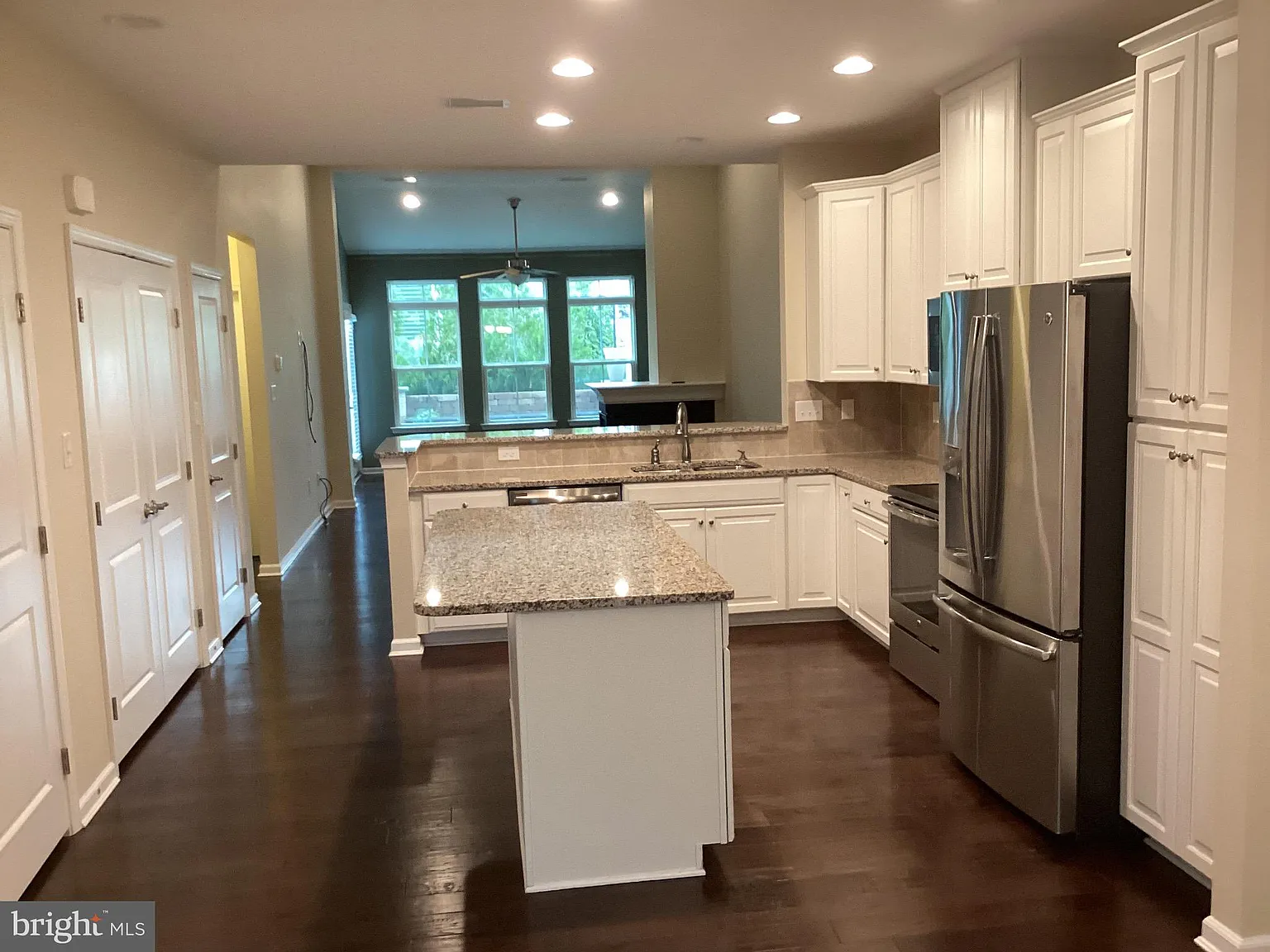 3 bed, 2.5 bath, 2100 sqft, $3,000 — Photo 2