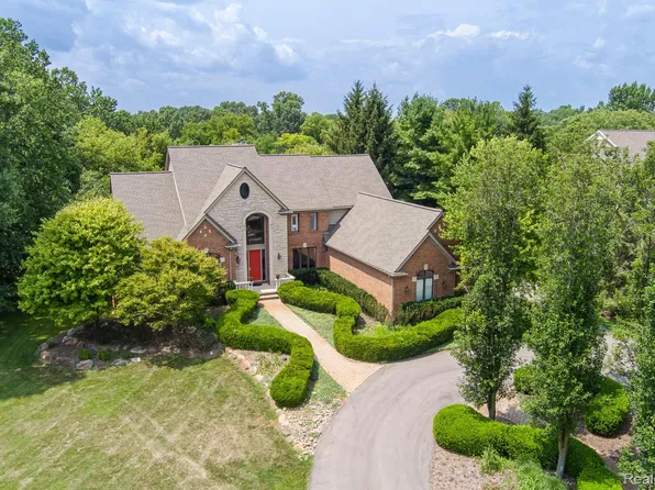 3720 Northwood Dr, West Bloomfield, MI 48324