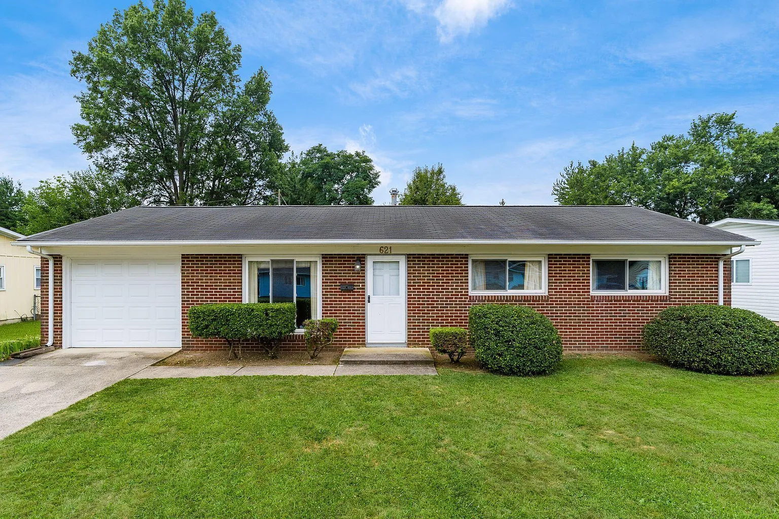 621 Palace Ln photo 1