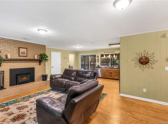 4th image of 202 Piney Meadow Dr