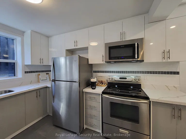 328 Lakeshore Rd E #2 — Photo 2