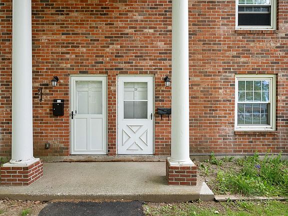 2nd image of 425 Dorset Street #19